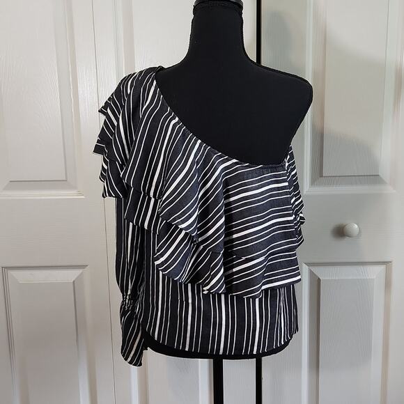 Scripted Women's Gray & White Striped One Shoulder Layered Ruffle Top Size SM US - Picture 2 of 9